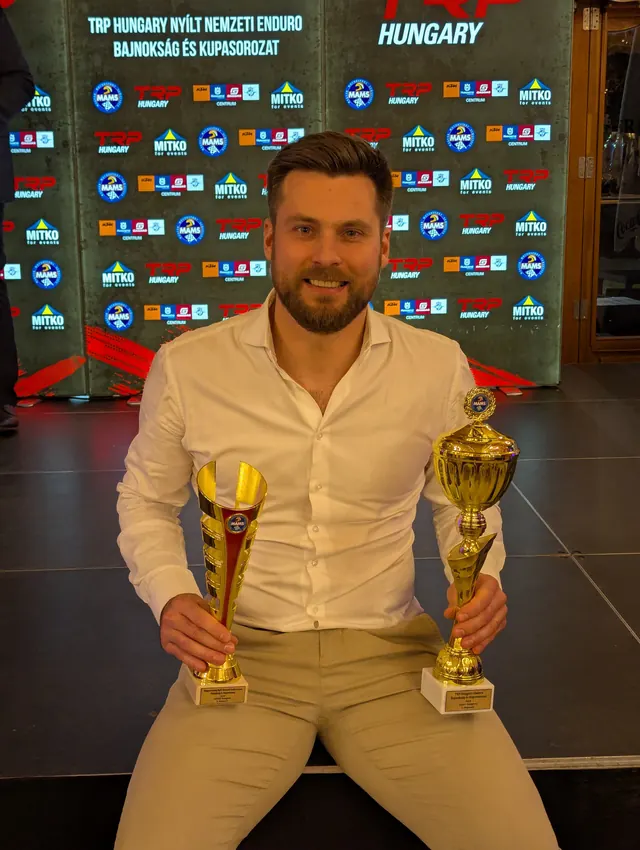 Kupákkal egy enduro bajnokság díjátadóján