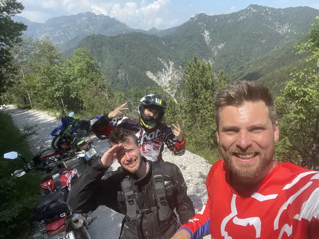 Motoros cimborákkal túrán a hegyekben