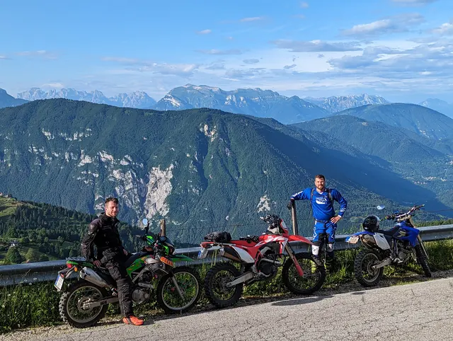 Enduro motorok egy hegyi szerpentinen külföldi túrán