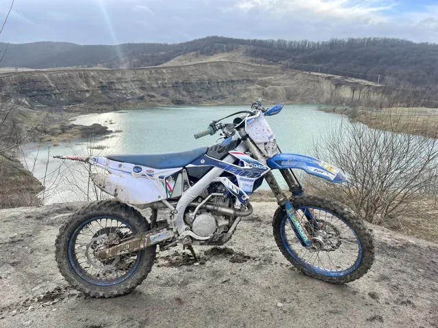 Enduro motor egy bányató partján, TET-túra közben