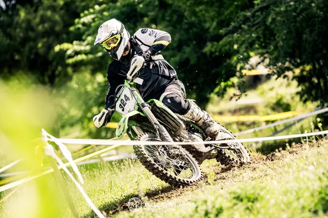 Erdei szakasz egy enduro versenyen