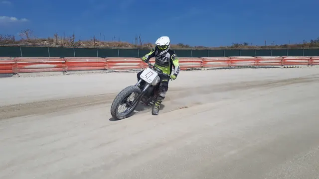 Gyakorlás motoros pályán