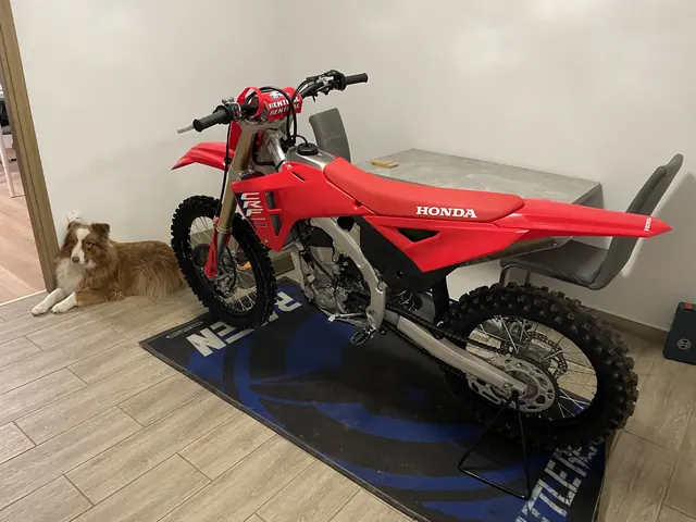 Honda CRF450R cross motor szemből-oldalról