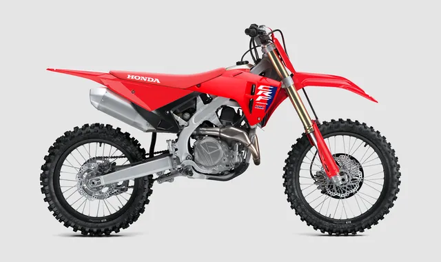 Honda CRF450R cross motor oldalnézetből, stúdiófotó