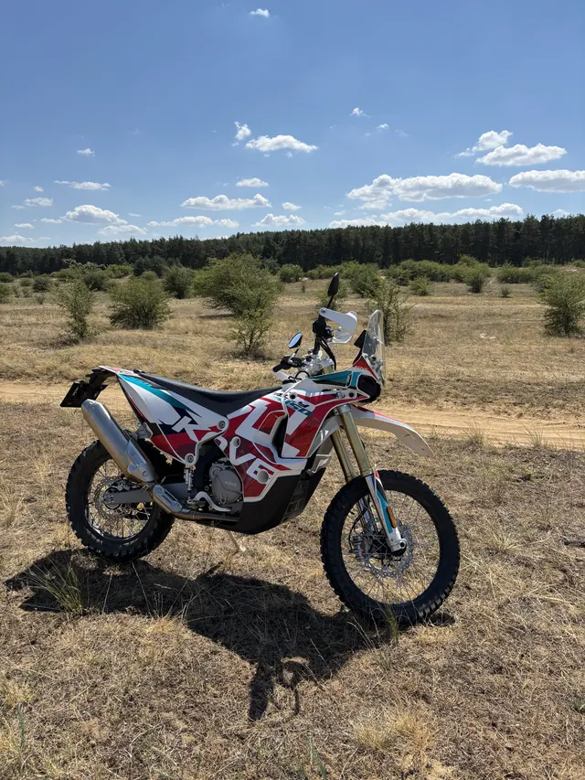KOVE 450 Rally rally motor napsütésben a terepen