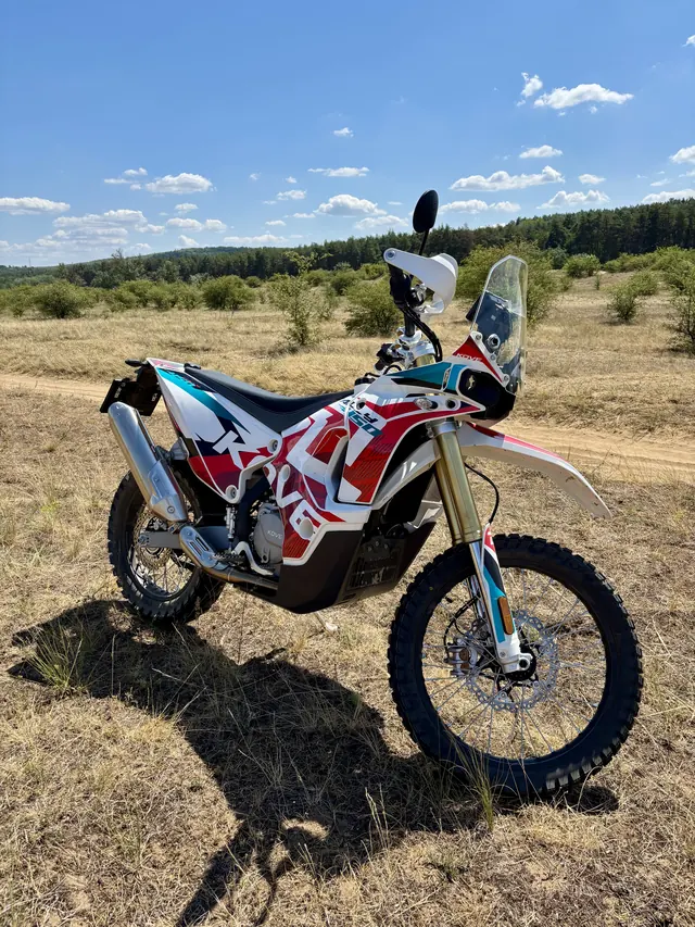 KOVE 450 Rally oldalról, homokos terepen Pest megyében