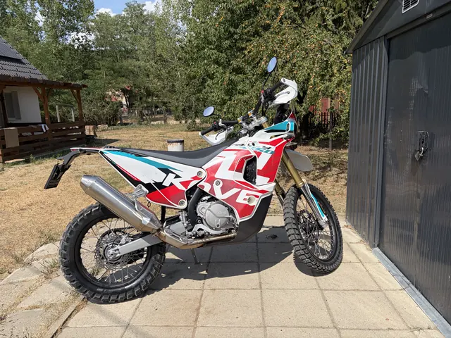 KOVE 450 Rally terepmotor az átvételi helyen