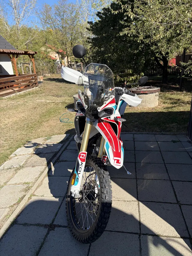 KOVE 450 Rally szemből, rally szélvédővel